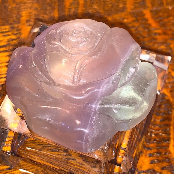 FLUORITE ROSE CARVED NEW HEALING STONE LIGHT LAVENDER - Picture 6 of 6